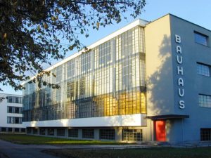 Bauhausstil - Bauhaus Gebäude von Gropius in Dessau