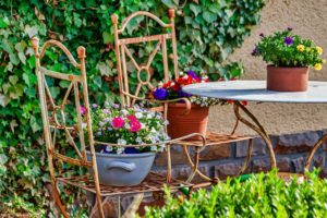 Metall-Gartenmöbel pflegen, reinigen, schützen