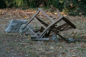alte Gartenmöbel richtig entsorgen