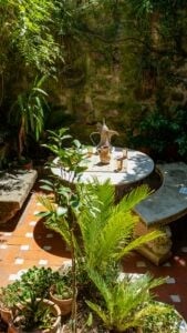 Gartenmöbel aus Stein