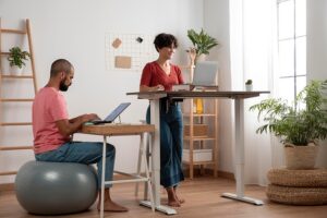 Eignet sich ein Gymnastikball als Alternative zum Bürostuhl?