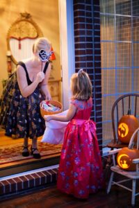 Halloween - Kinder ziehen rum und sammeln Süßes