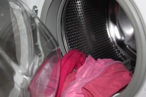 Waschmaschine in Hauswirtschaftsraum oder Waschküche