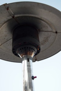 Heizpilze funktionieren mit Gas und spenden viel Wärme auf Balkon, Terrasse und im Garten.
