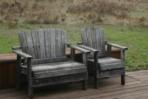 Gartenmöbel aus Holz reinigen, pflegen, schützen