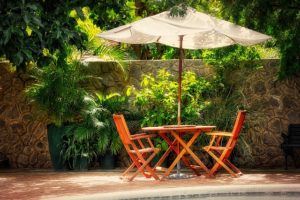 Markise und Sonnenschirm reinigen und pflegen