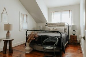 Wo liegt Unterschied zwischen Holzbett und Metallbett und Polsterbett?