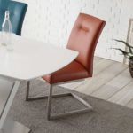Ein Stuhl Modell in verschiedenen Farben beim Patchwork Dining.