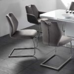 Stühle mit und ohne Armlehnen in identischem Design sind der Inbegriff vom auf Harmonie ausgerichteten Patchwork Dining - dabei kann zusätzlich auch noch mit den Farben der Stühle "gespielt" werden.