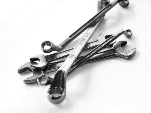 Schraubenschlüssel, ob- Ring, Maul- oder Kombischlüssel gehören zur Grundausstattung für Heimwerker.