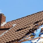 Wer muss für Schäden aufkommen, wenn Dachpfannen vom Dach fallen?