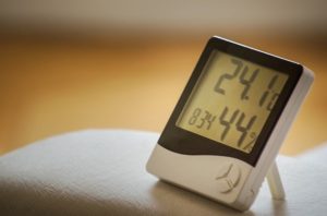 Hygrometer - die relative Luftfeuchtigkeit in der Wohnung kontrollieren - virenfreies Zuhause