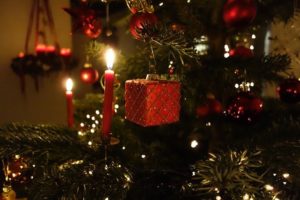 Wer zahlt, wenn Weihnachtsbaum oder Adventskranz in Brand geraten?