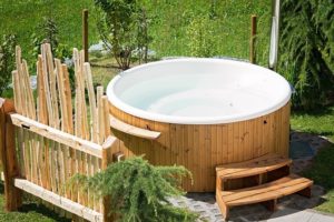 Hot Tub / Whirlpool für Wellness und Urlaubsfeeling im Garten und auf dem Balkon
