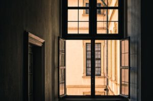 Aerosole aus der Wohnung bekommen - richtiges Lüften - Stoßlüften für ein virenfreies Zuhause