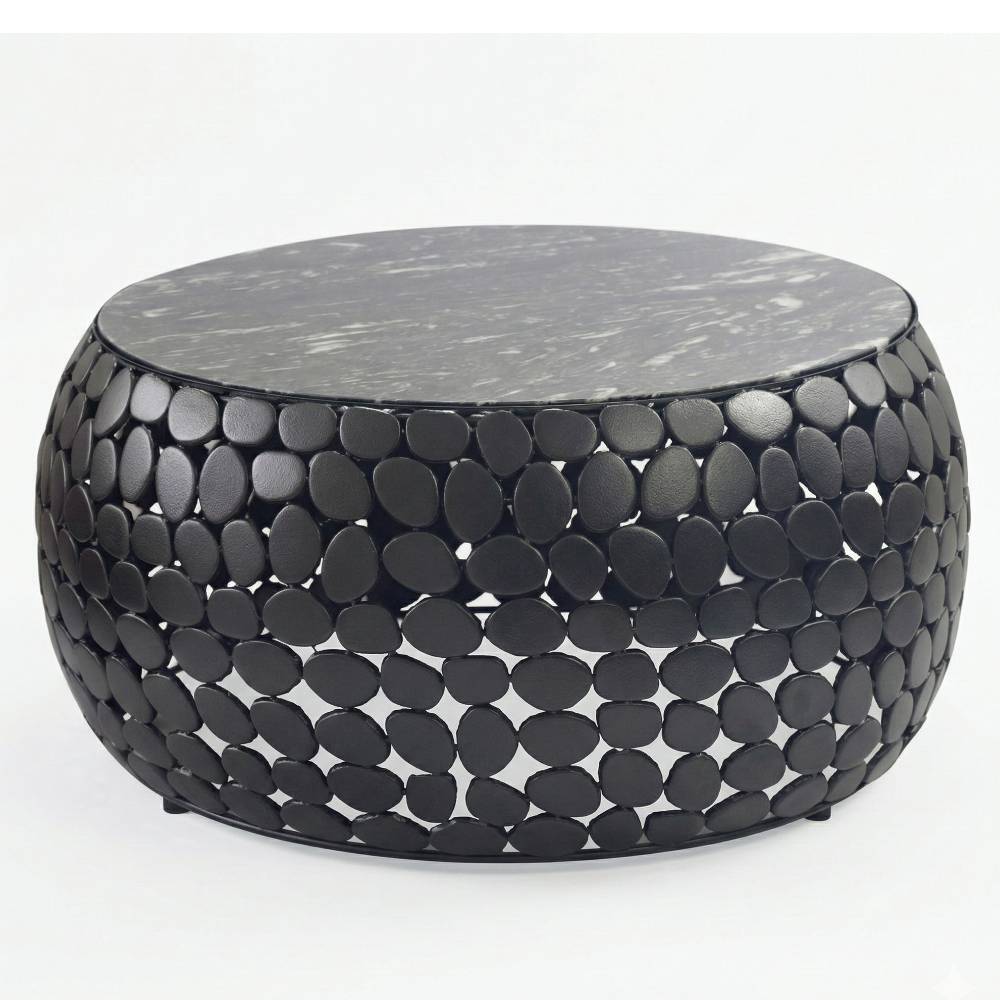 Runder Couchtisch in Schwarz mit einzigartigem Kieseldesign und Marmorplatte – Malias