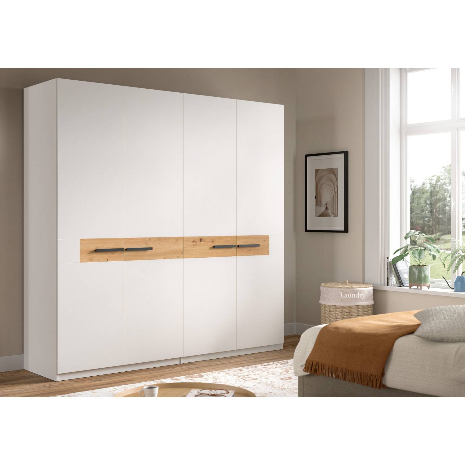 Moderner Schlafzimmerschrank weiß mit vier Türen und Holzapplikationen – Vessina
