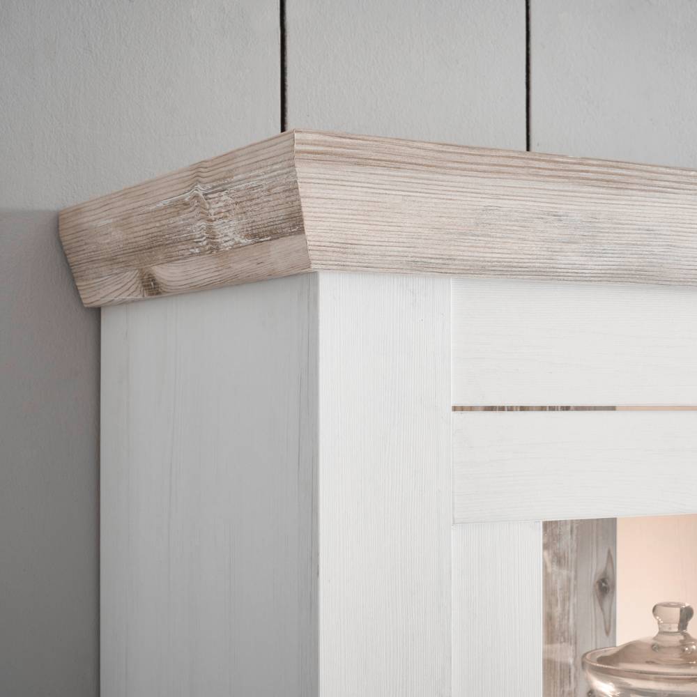 Eckdetail vom weißen Küchenschrank mit heller Holz-Abschlussleiste und feiner Maserung – Nedita