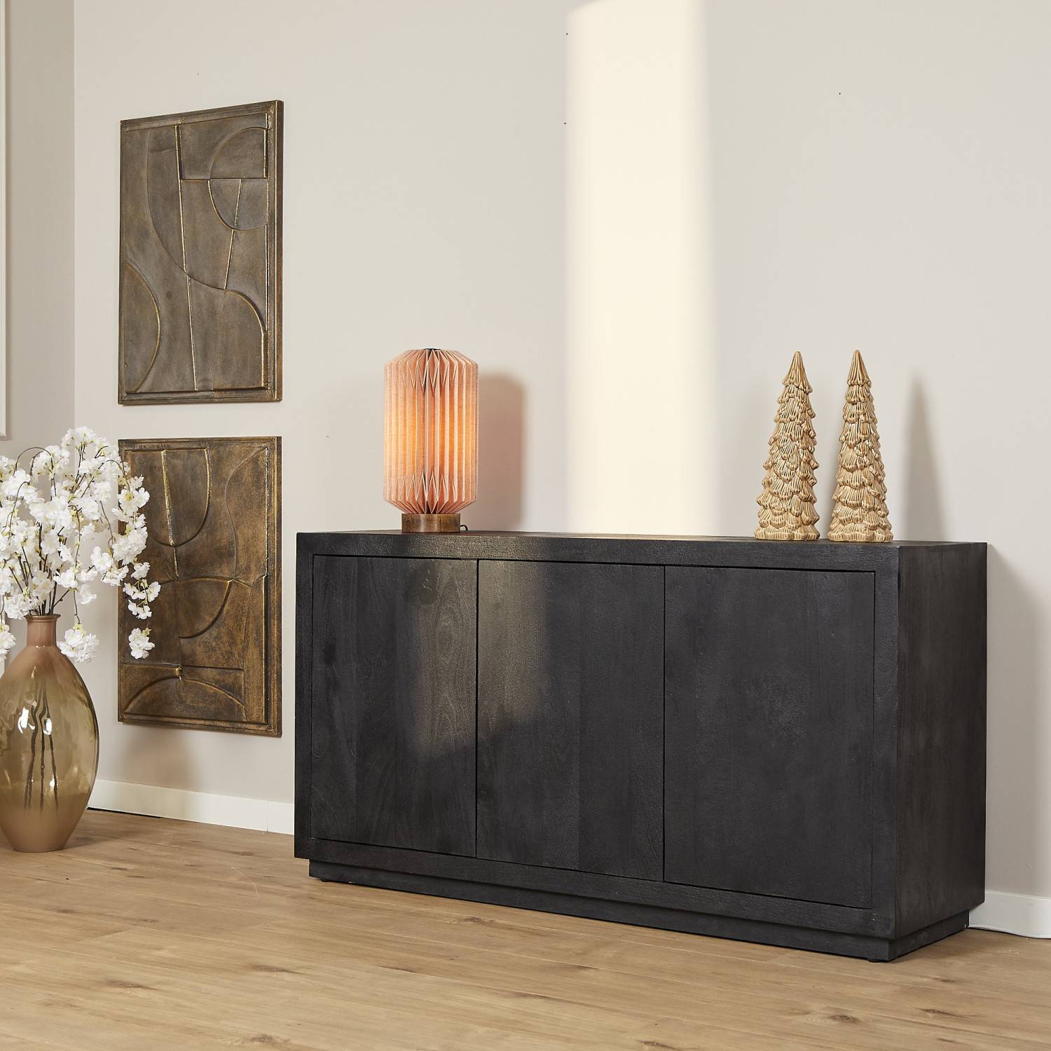 Schwarzes Sideboard aus massivem Mangoholz im Wohnzimmer mit Dekoration – Trapper
