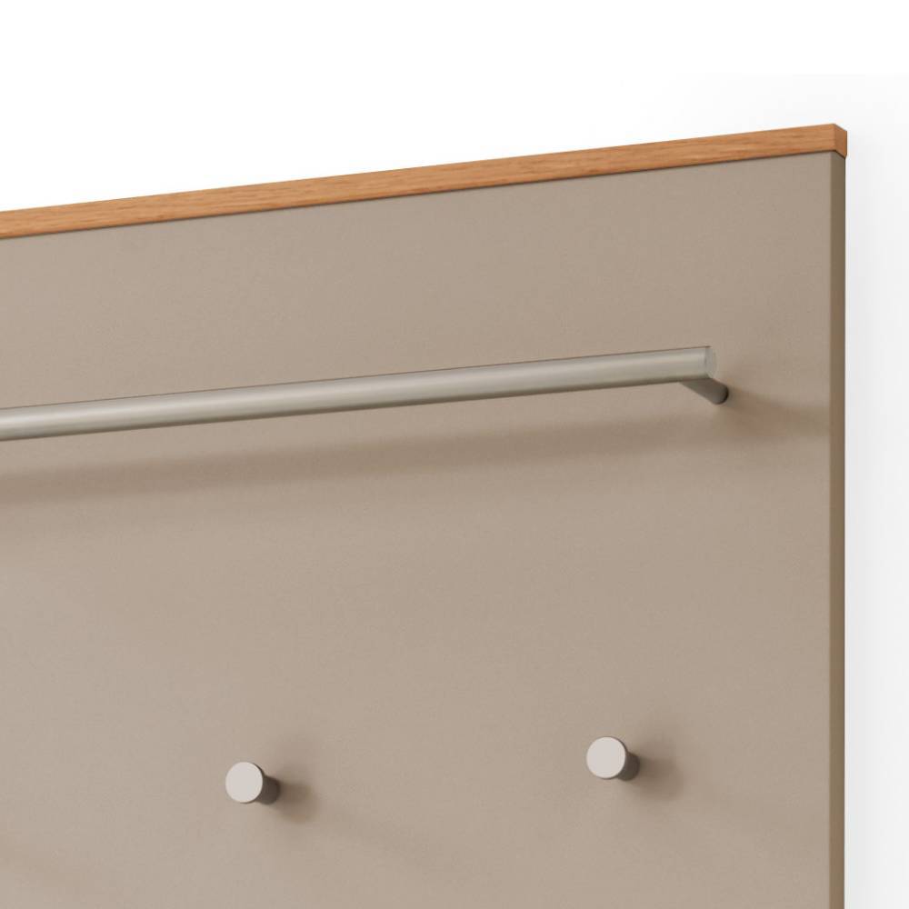 Beigefarbene Flurgarderobe mit silberner Kleiderstange und zwei Haken, Holzleiste oben – Barcelos