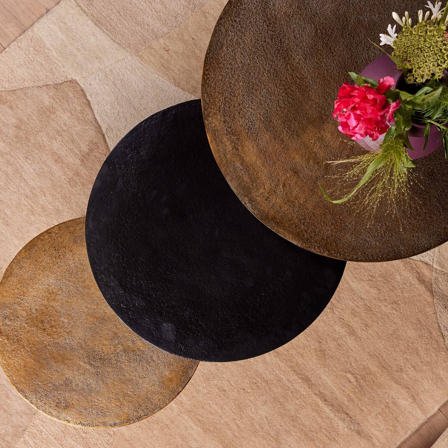 Runde Beistelltische 3er Set mit strukturierten Aluminiumplatten in Bronze und Schwarz – Vera
