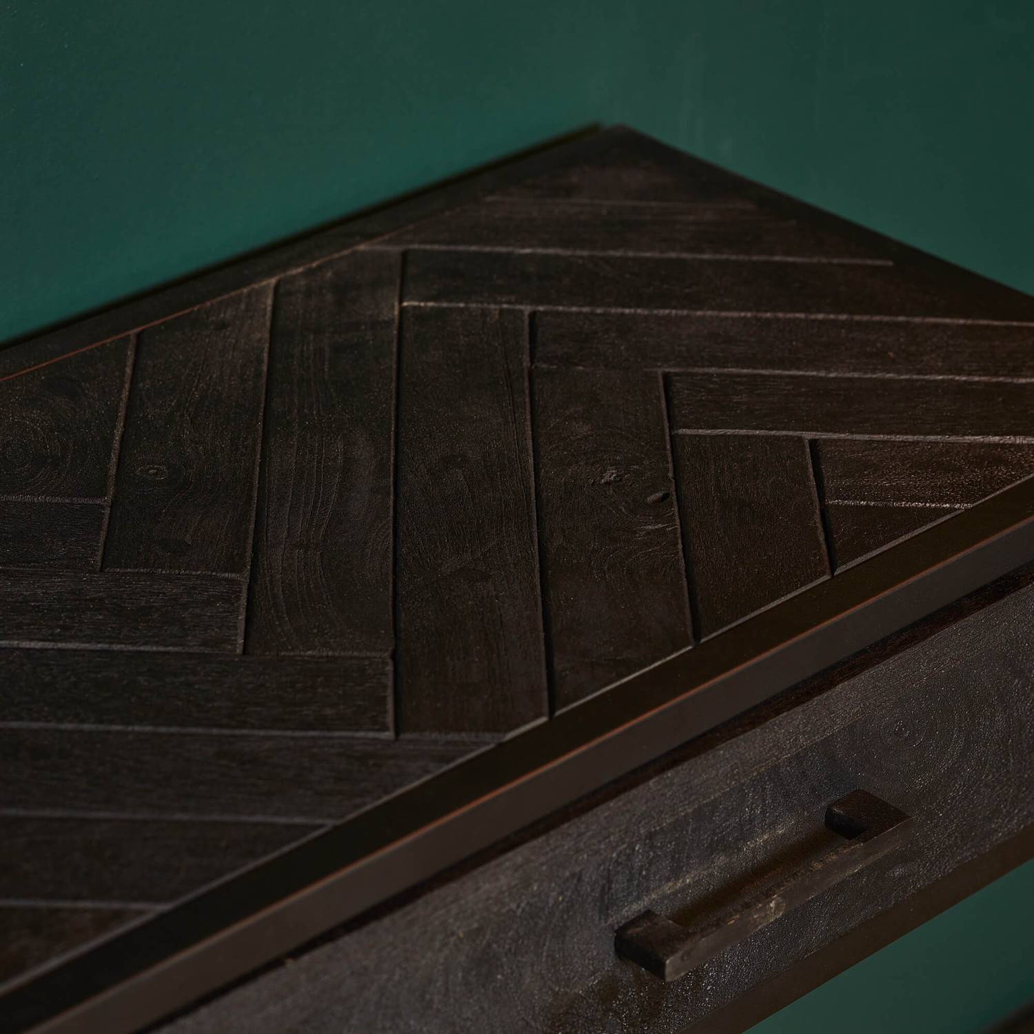 Oberfläche des schwarzen Massivholz Sideboards mit Fischgrätmuster – Lida