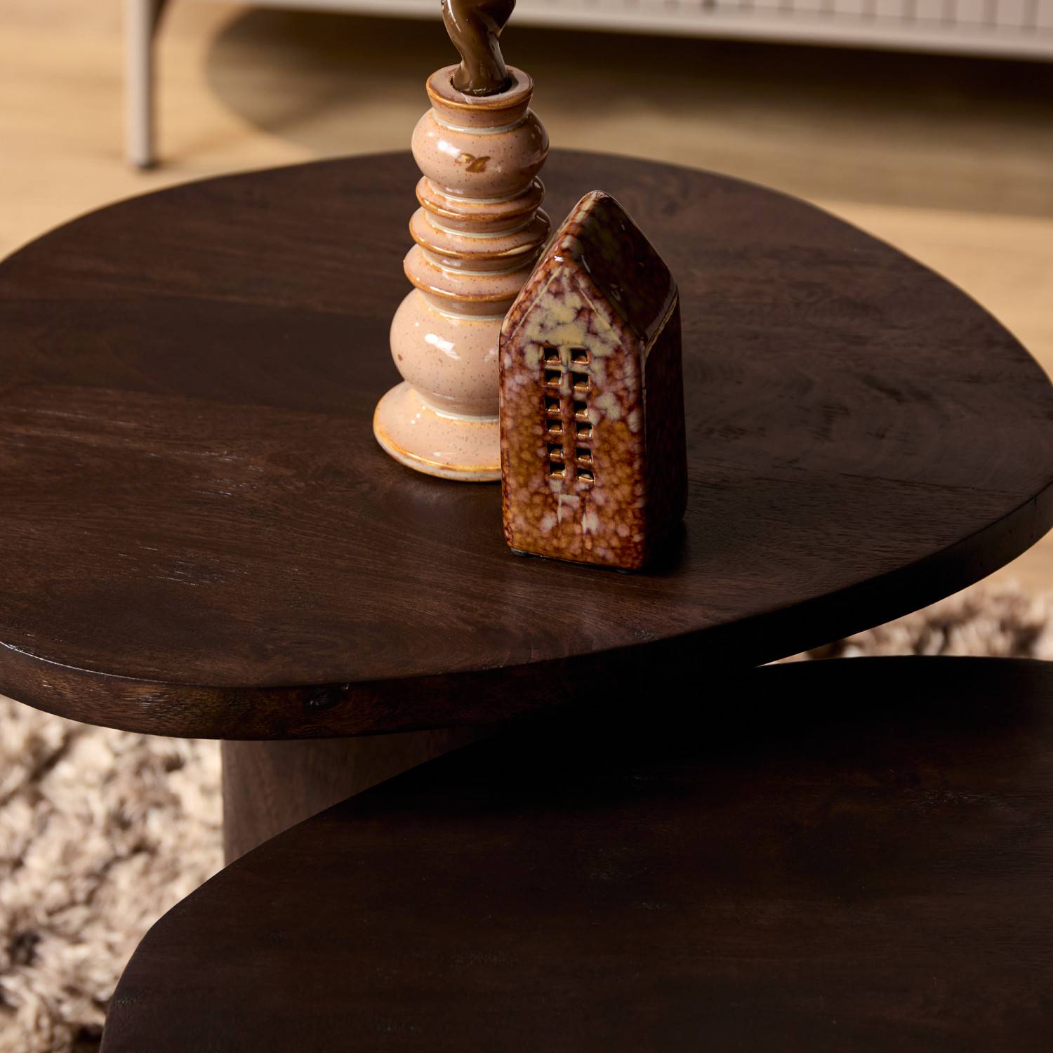 Detailansicht der organischen Tischplatten aus dunklem Mangoholz mit schöner Holzmaserung – Tamdato