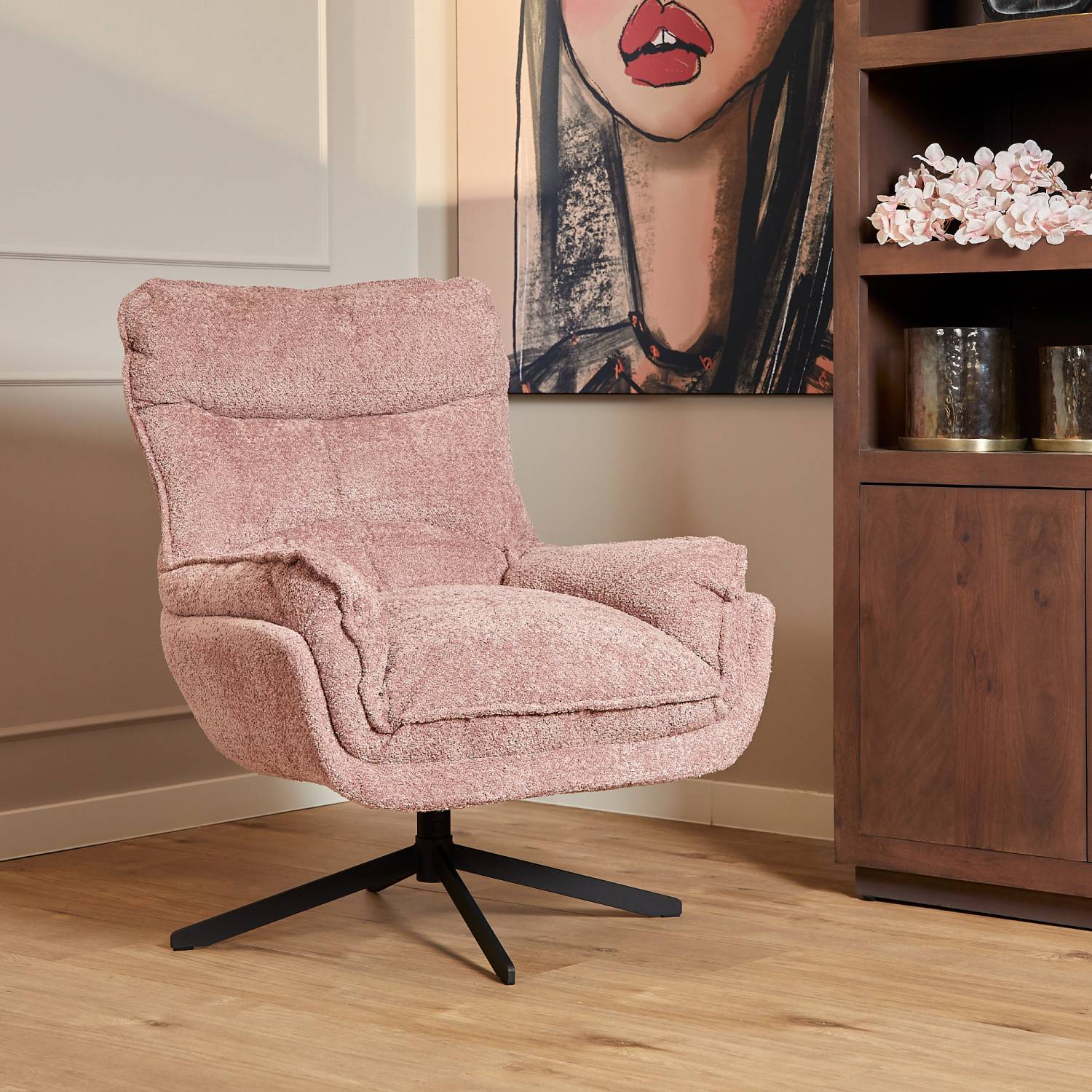 Rosa Polstersessel aus Teddy-Stoff von vorne im Wohnzimmer – Lenessia