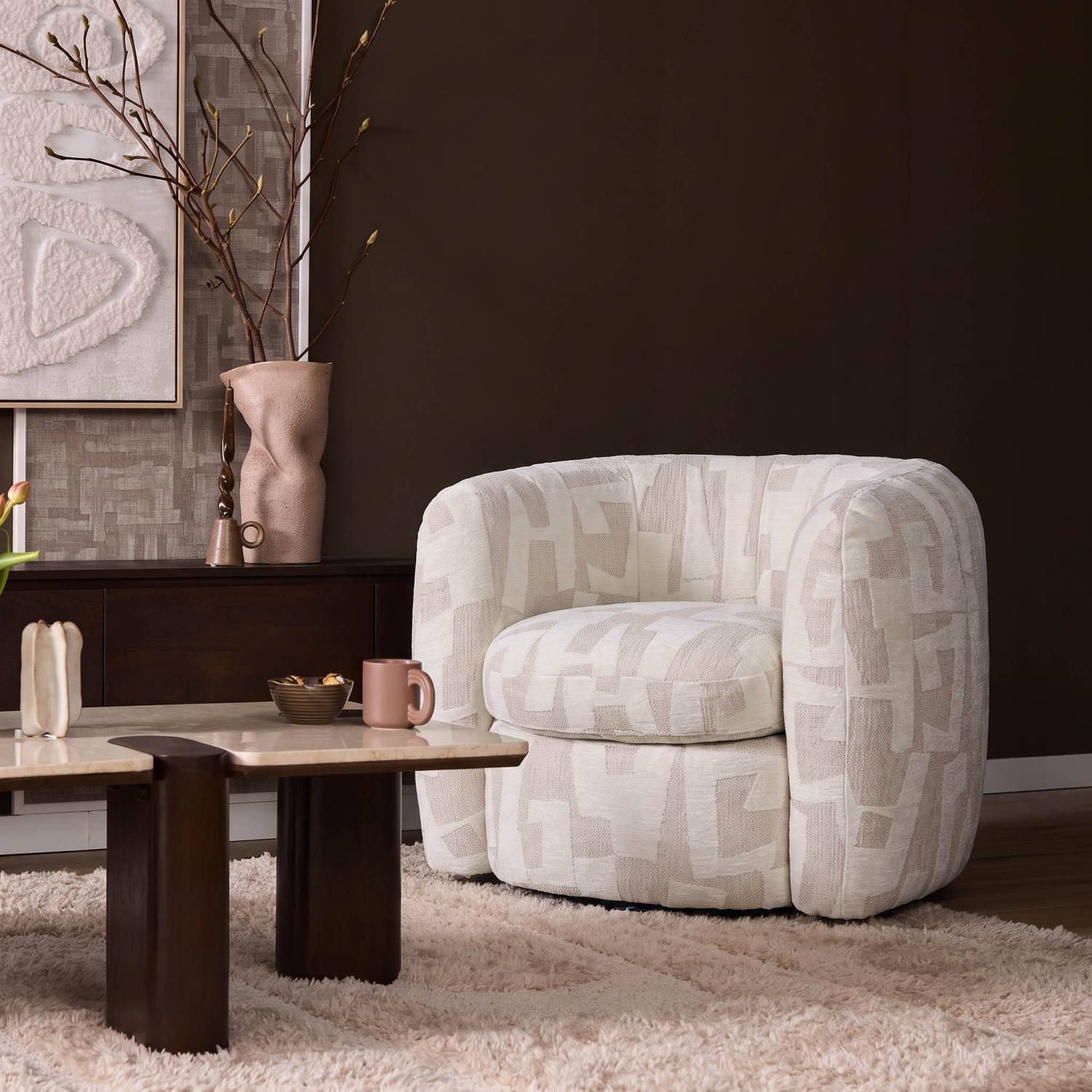 Eleganter Cocktailsessel mit gemustertem Stoffbezug im modernen Wohnzimmerambiente – Gyrineva