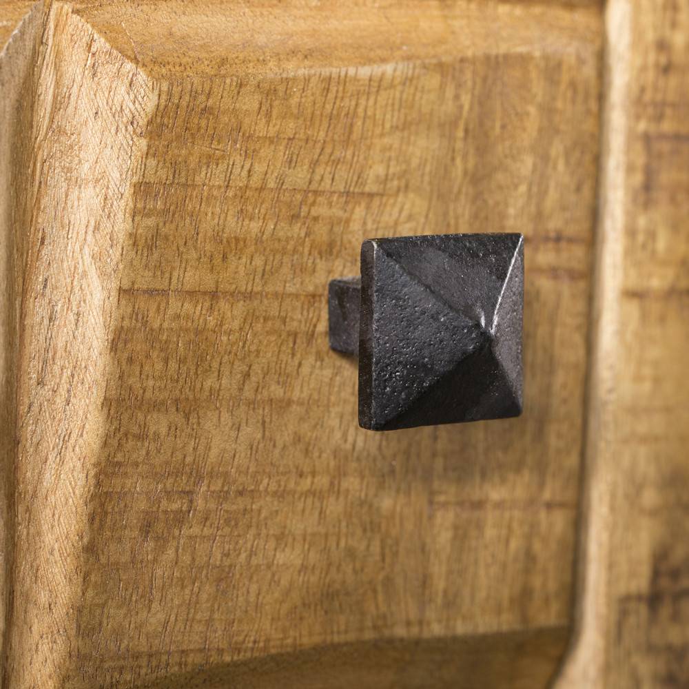Quadratischer schwarzer Metallgriff auf der strukturierten Oberfläche des TV Boards – Laudion