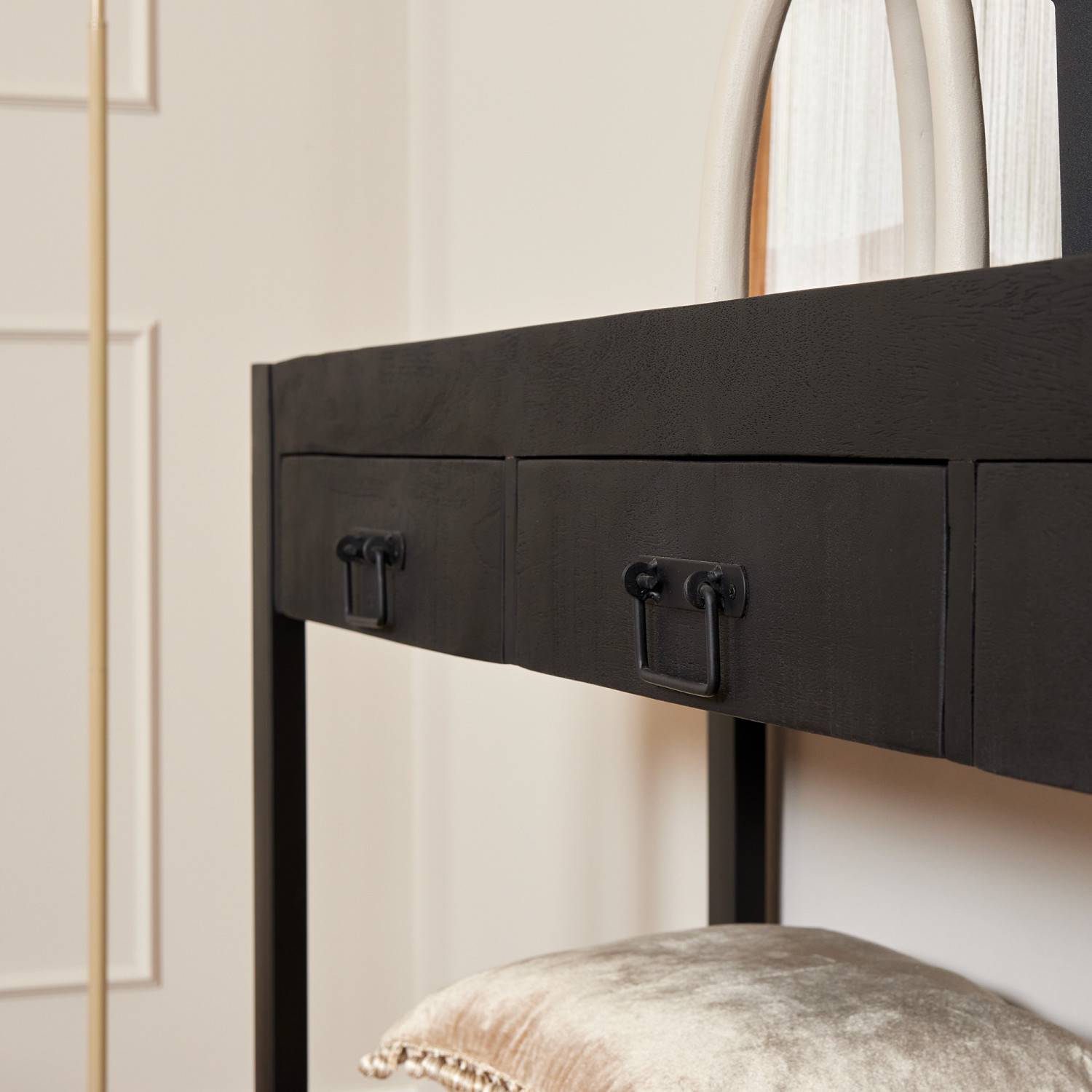 Industrieller Wandtisch mit zwei Schubladen und dunklen Metallgriffen aus Massivholz – Lamisca