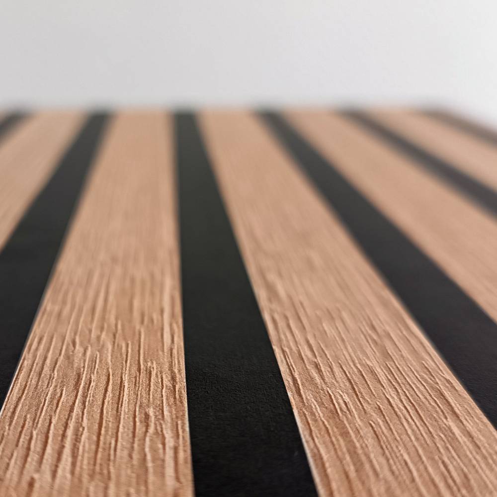 Regalwürfel Detailansicht der strukturierten Holzoptik-Lamellen in Braun mit schwarzen Streifen – Armina