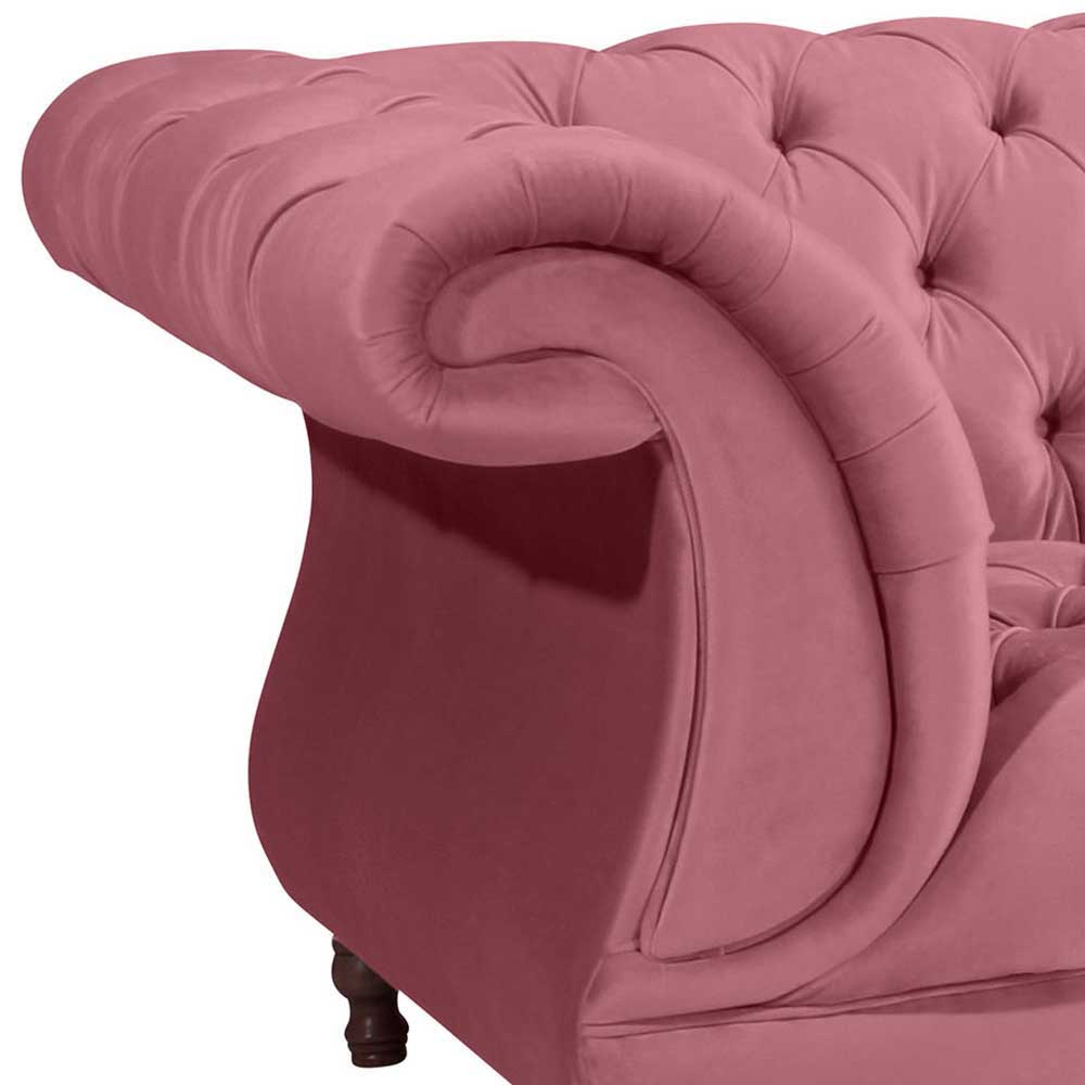 Detailansicht der geschwungenen Armlehne des rosa Barock Sofas aus Samtvelours – Clewono