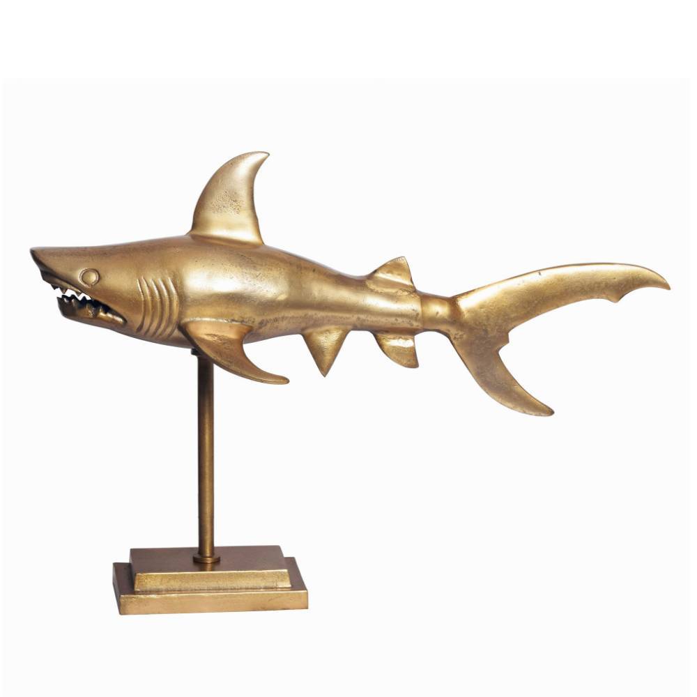 Goldene Haifisch Standfigur als edle Dekoration auf einem weißen Hintergrund – Estang