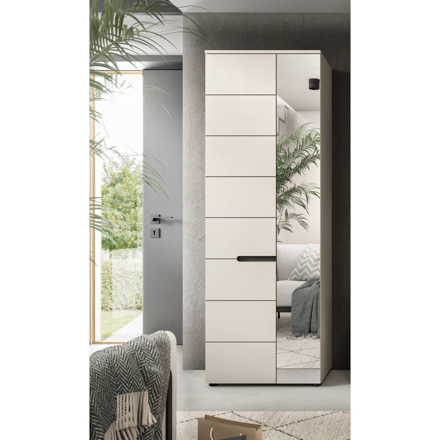 Geschlossener Hochschrank mit Spiegeltür und Rillenfräsung in modernem Flurambiente – Elvadia