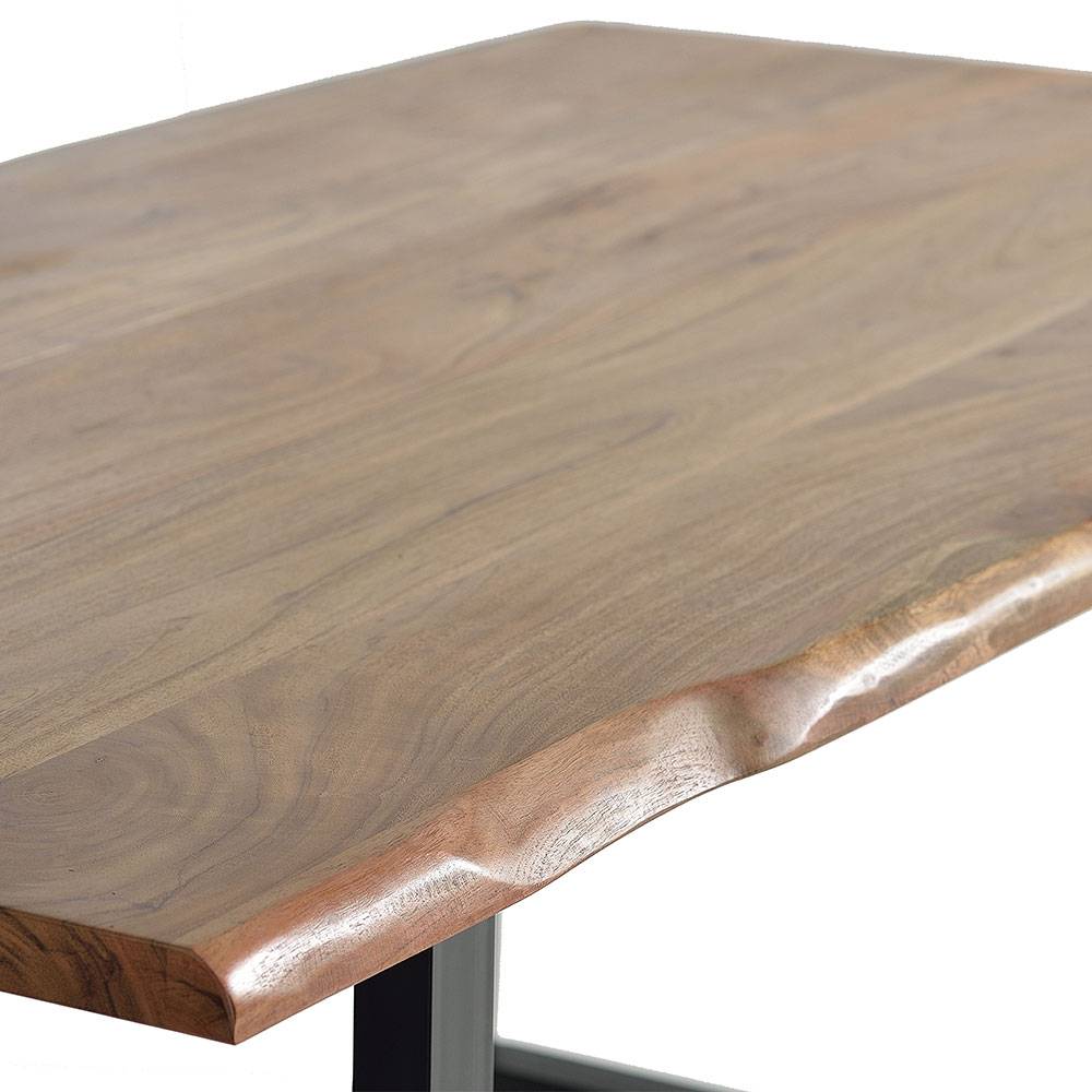Detailansicht der charakteristischen Naturkante der Massivholz Tischplatte – Coimbra