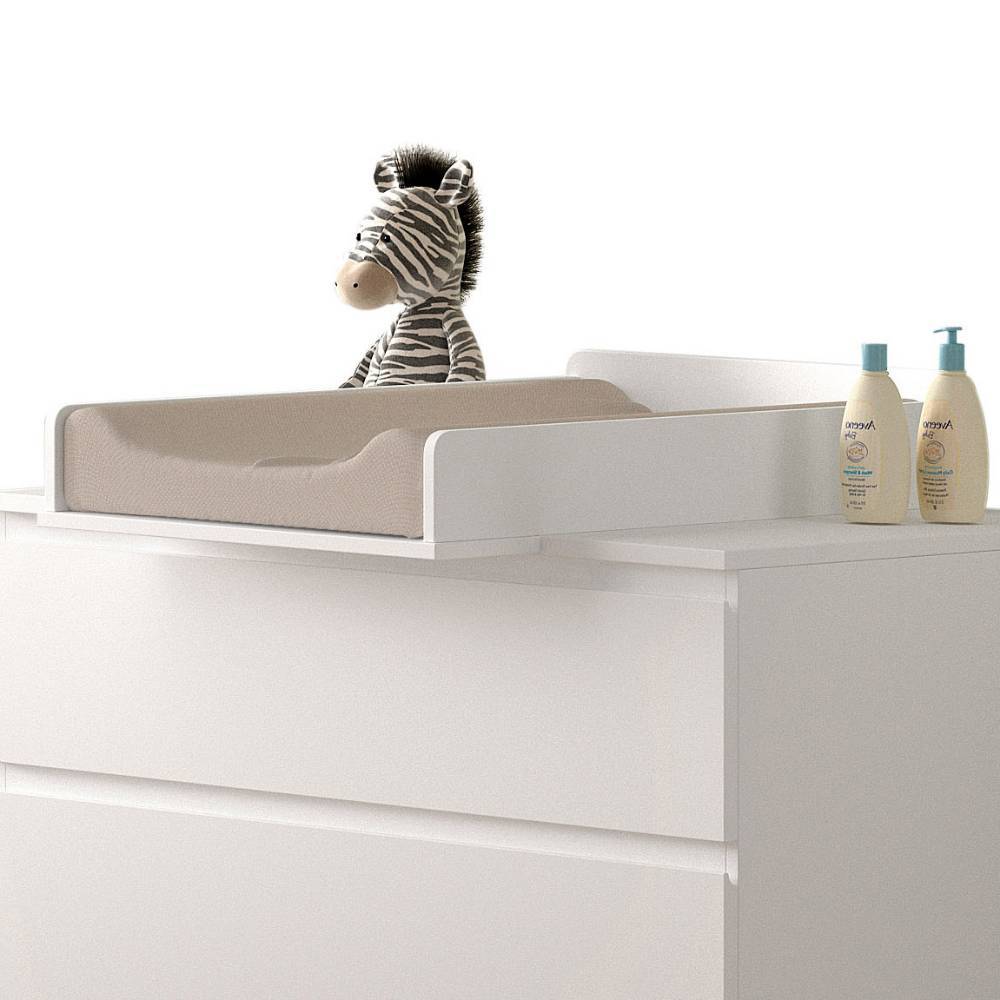 Detailansicht des Wickelaufsatzes auf der weißen Wickelkommode mit Ablagefläche – Crocinol