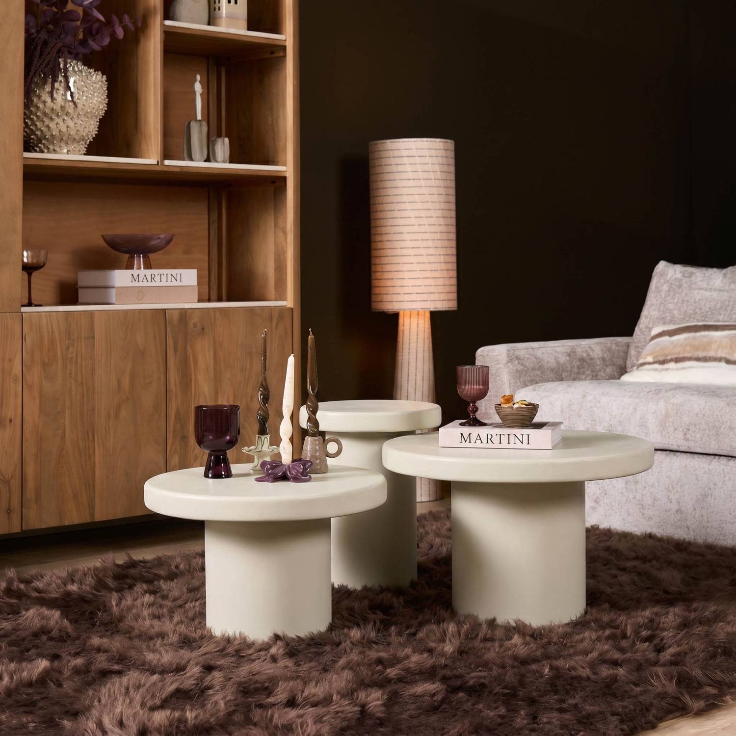 Beige Beistelltische aus massivem Holz dreiteilig im Wohnzimmer platziert – Annatto