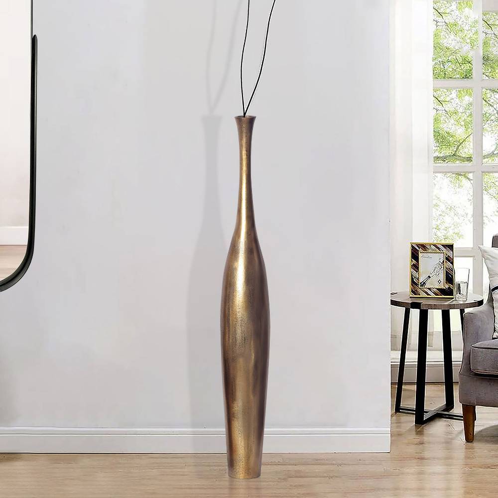 Hohe goldene Aluminium Bodenvase als stilvolles Wohnaccessoire im eleganten Flur – Cacillo