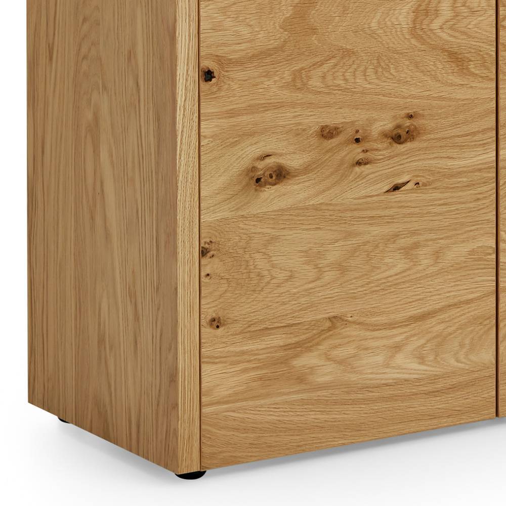 Schuhschrank Seitenansicht unten mit Holztür und Standfüßen in Wildeichenoptik – Lavenci