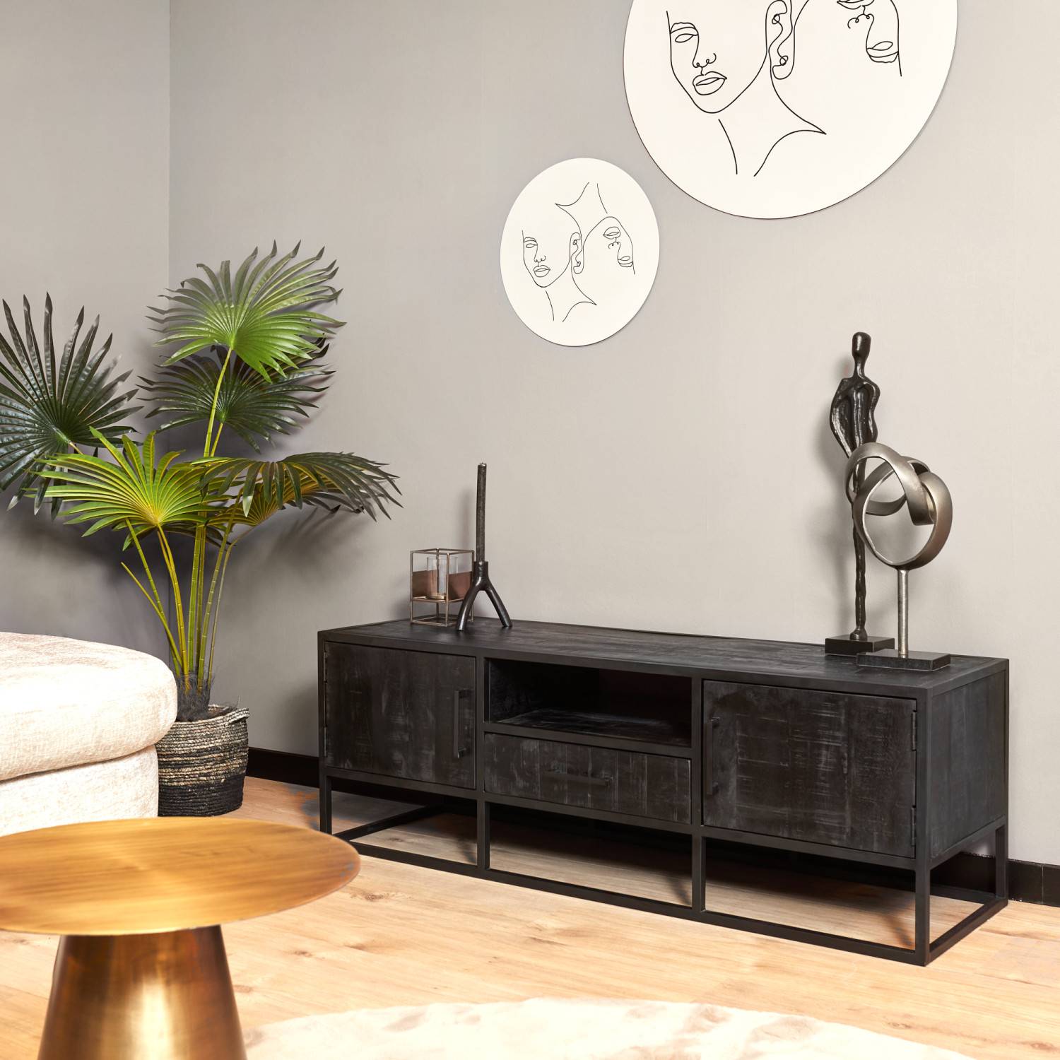 Dunkles TV Sideboard in Altholz Optik mit schwarzem Metallgestell, offenen Fächern und Schublade im Wohnbereich – Spaninico