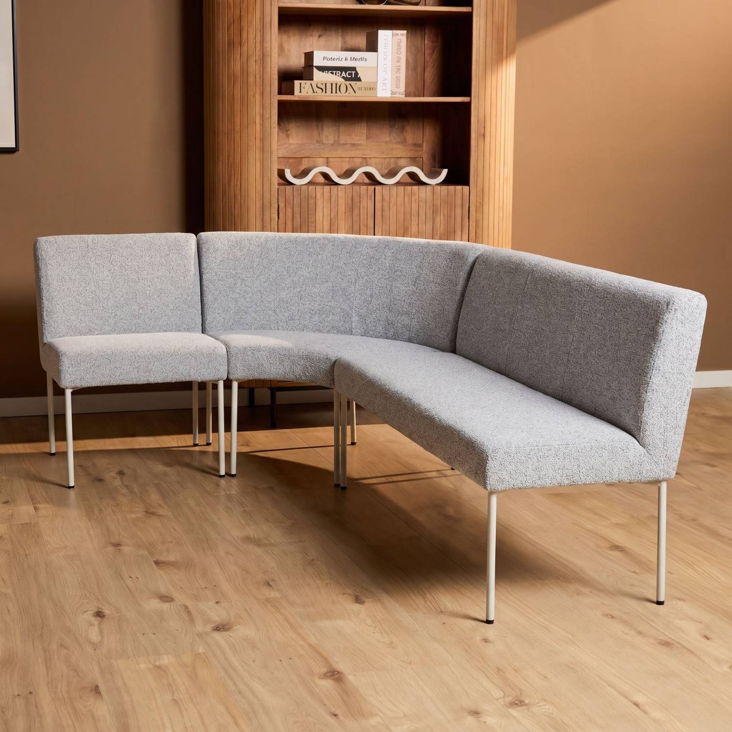L-förmige beige Esszimmerbank gepolstert, moderne Eckbank mit hellen Metallfüßen – Udiessa