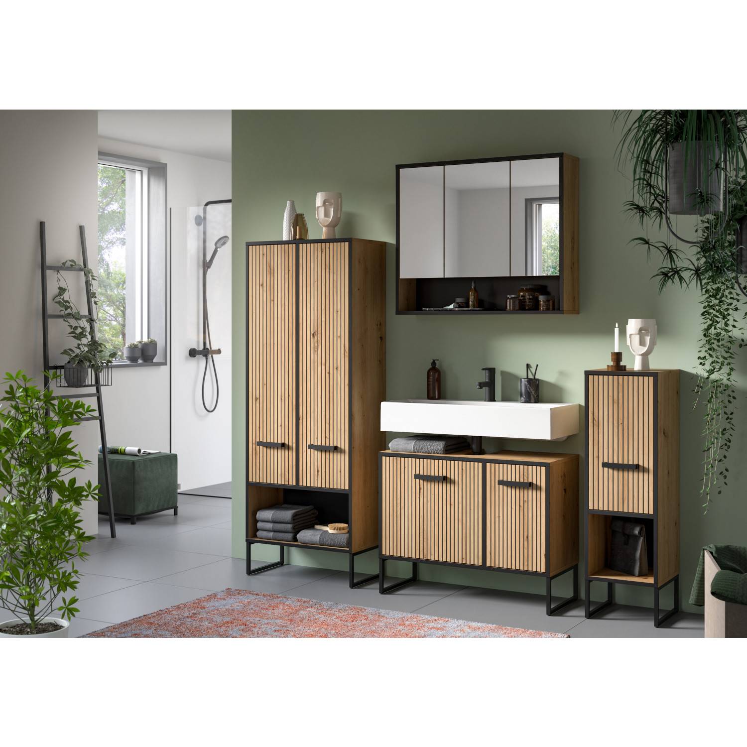 Holzoptik Badspiegelschrank mit drei Spiegeltüren und offenem Fach in modernem Badezimmer – Brutannia