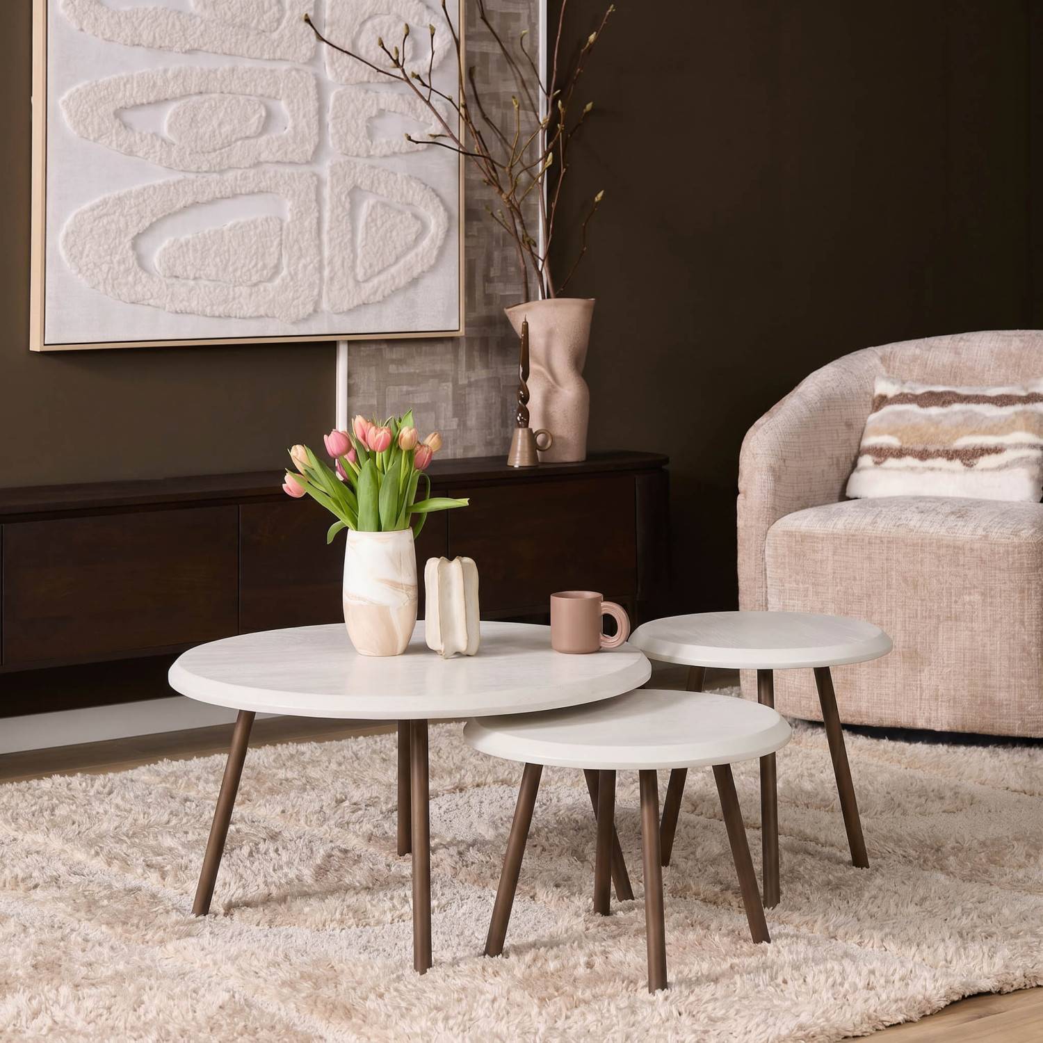Rundes 3er Set sandfarbener Couchtische aus Mangoholz mit braunen Metallbeinen im modernen Wohnzimmer – Inlomata