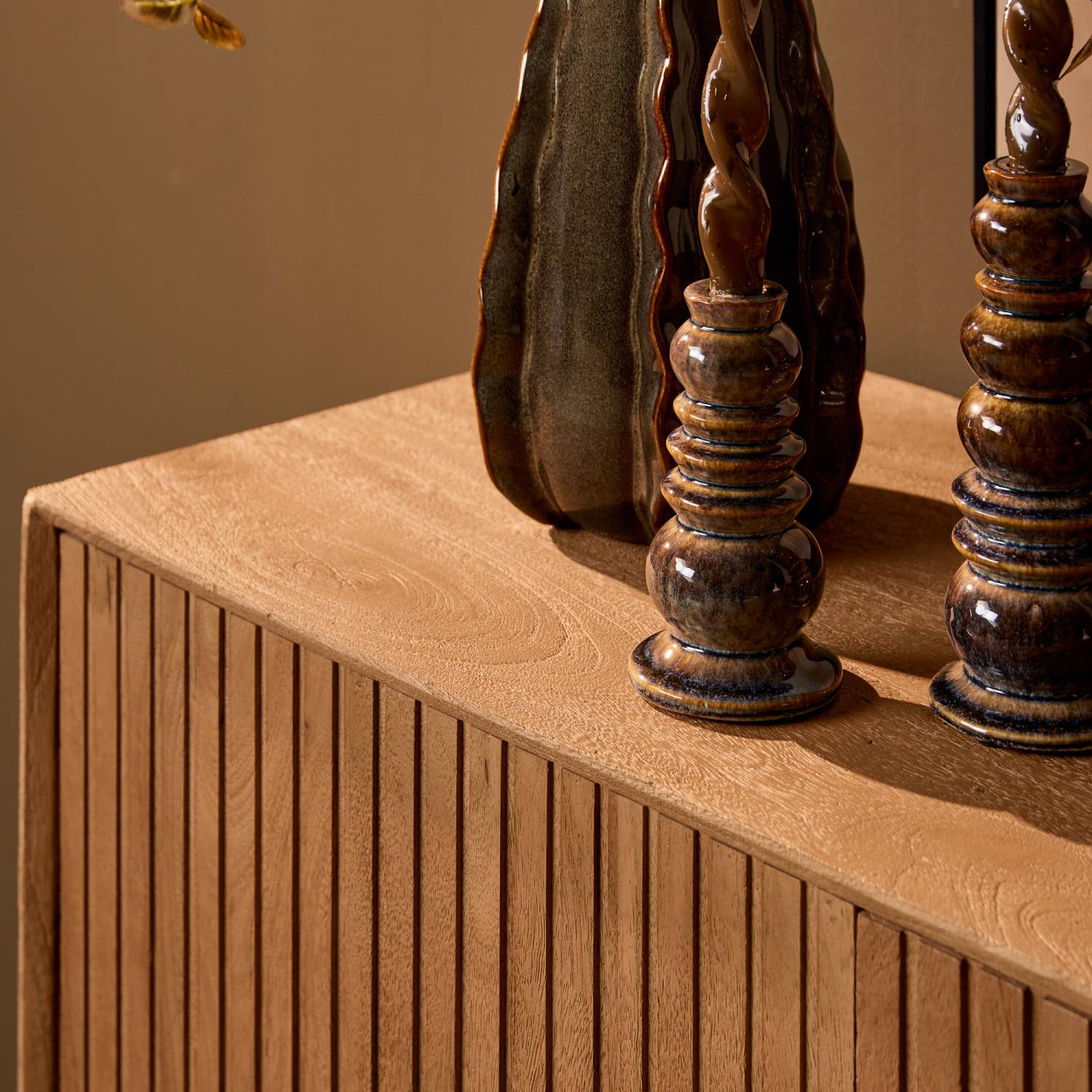 Detail der Mangoholzkommode mit geriffelter Front und natürlicher Holzmaserung – Kojas