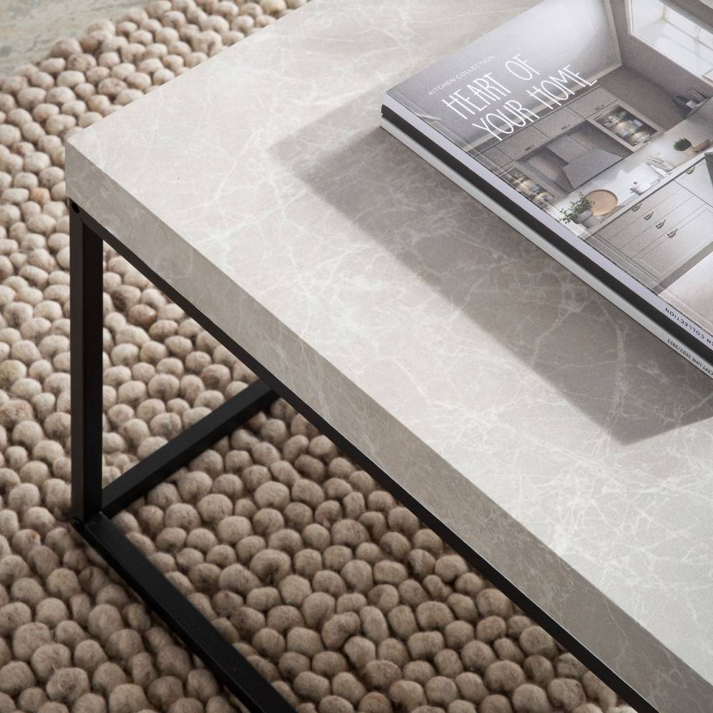 Sofatisch mit beigegrauer Marmoroptik-Platte und schwarzem Gestell von oben – Rocio