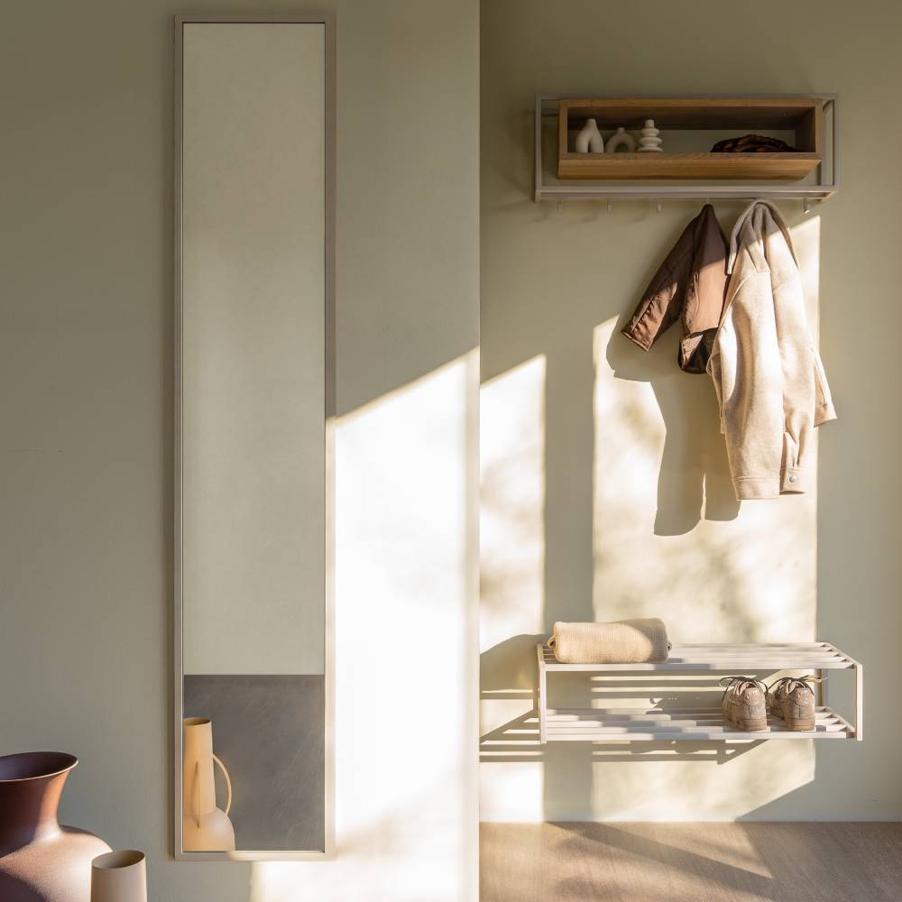Langer Standspiegel in Taupe im Flur neben Garderobe und Schuhregal – Cacoon
