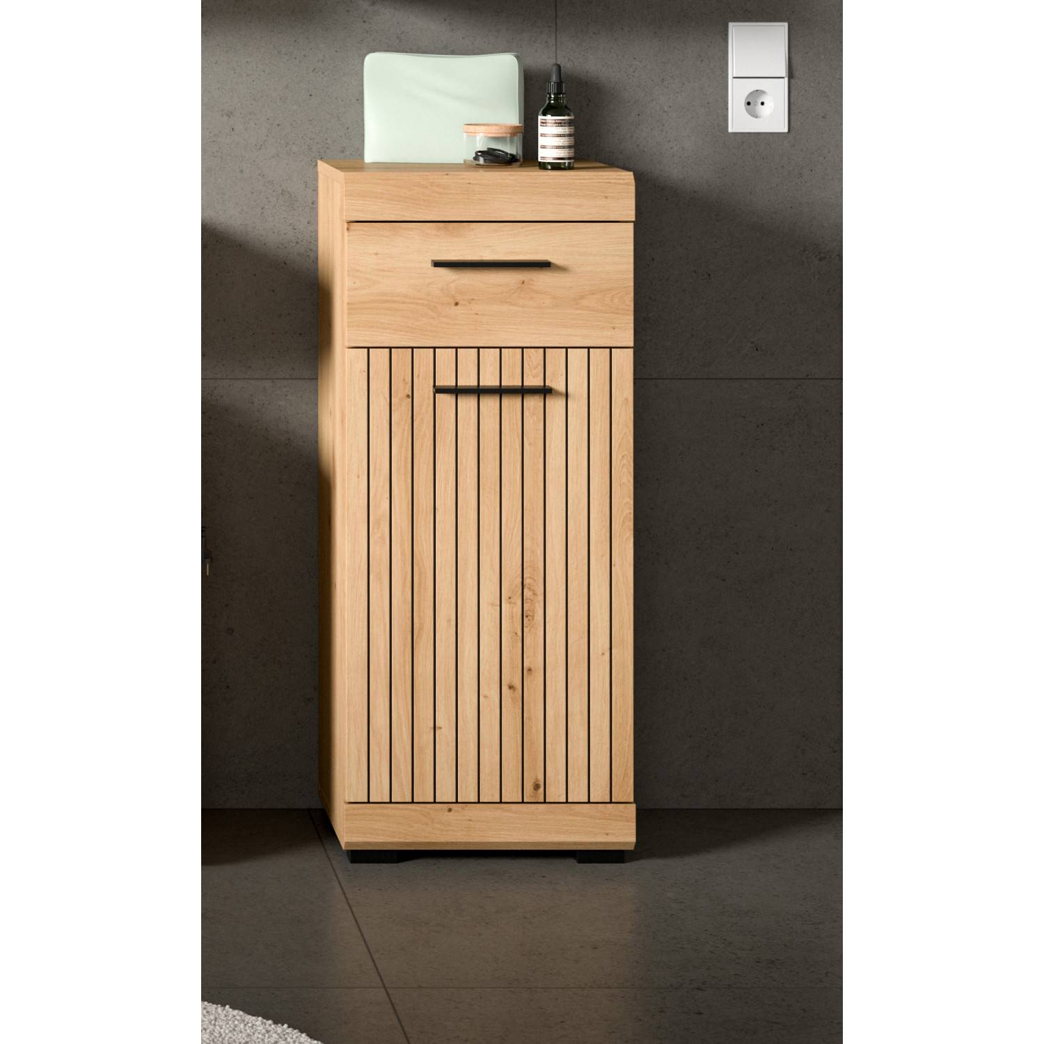 Geschlossener Midischrank Bad in Eiche Holzoptik mit Schublade und vertikaler Lamellenfront – Lasewood