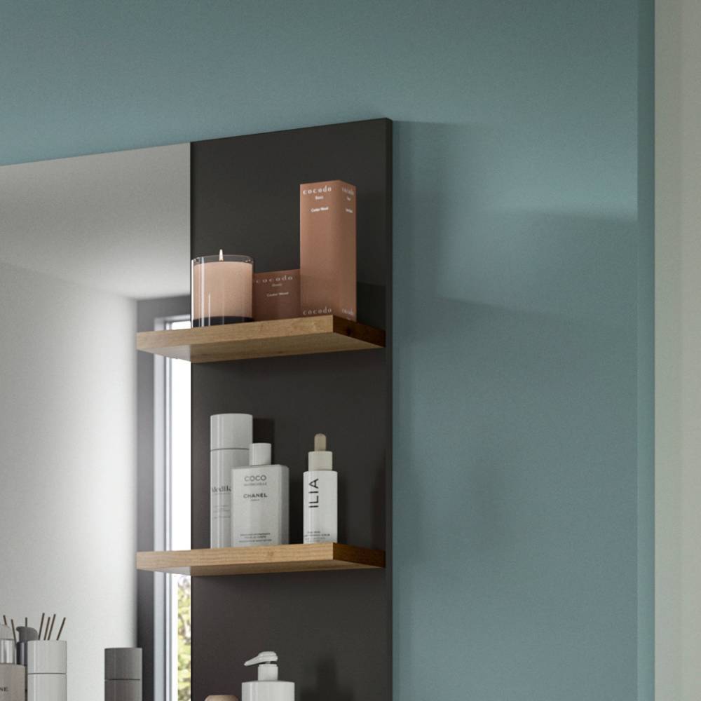 Wandspiegel mit zwei Holzablagen und grauer Rückwand für Kosmetik im Badezimmer – Norja