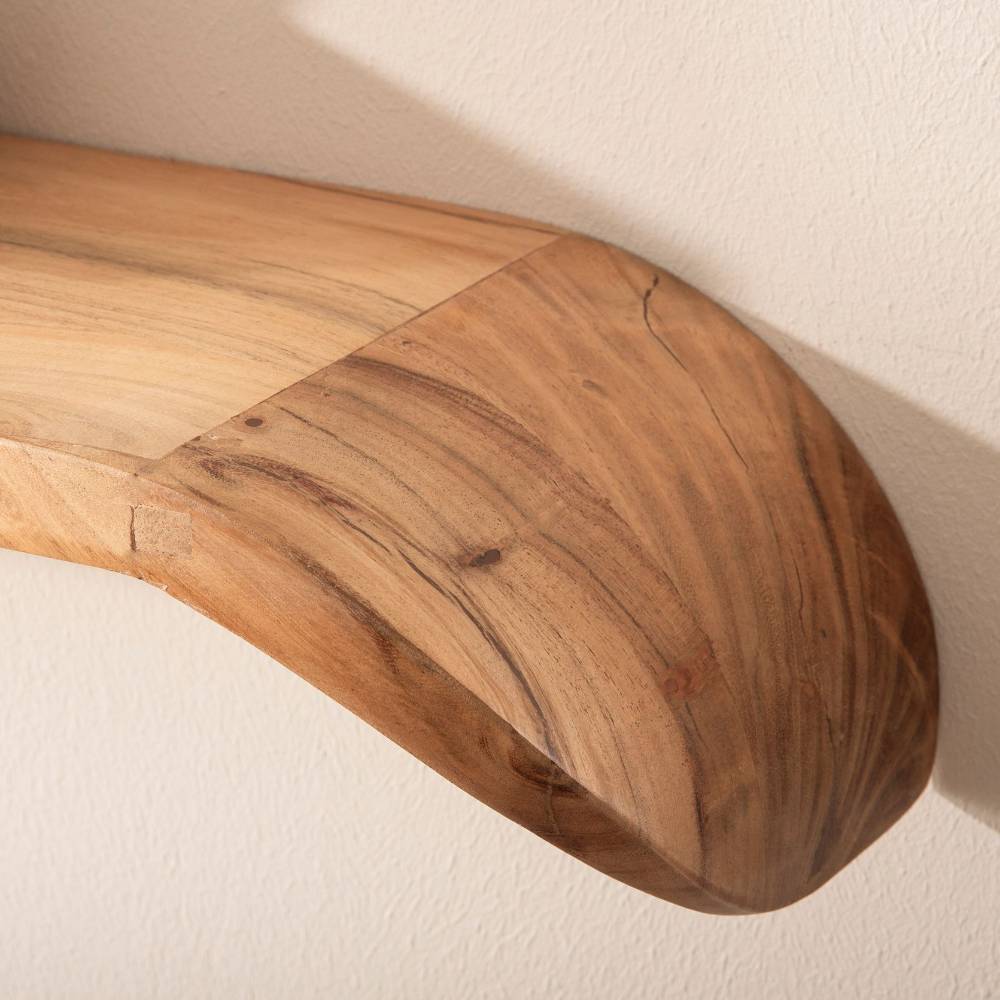 Skandi Wandregal aus Mangobaum Massivholz mit natürlicher Holzstruktur und geschwungener Form – Totroma